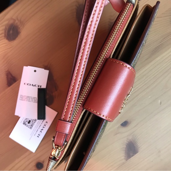 🍓 Coach Tech Wallet In Signature Canvas With Wild Strawberry Print - Picture 13 of 13